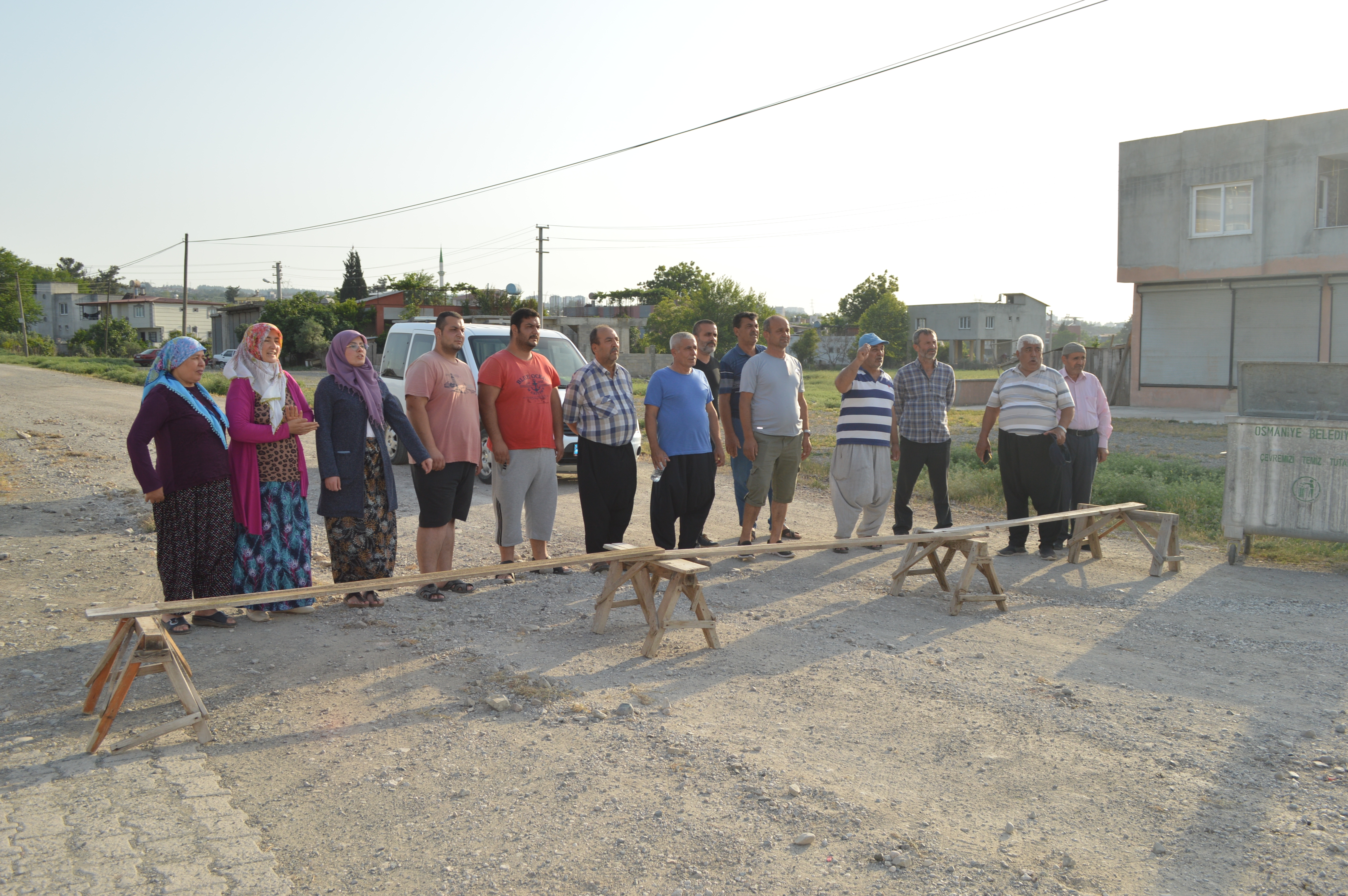 Osmaniye'de Yol kapatan vatandaşlar Yol yoksa oy yok