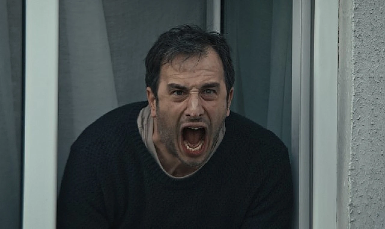 Netflix, Berkun Oya İmzalı Mini Dizi Kuvvetli Bir Alkış’ın Resmi Fragmanını Paylaştı