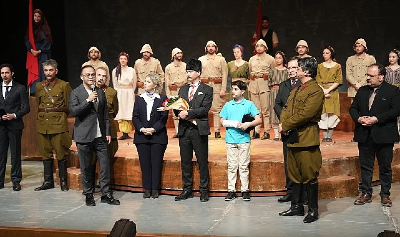 'Cumhuriyete Doğru’ Tiyatro Oyununa İzmir’de Büyük İlgi