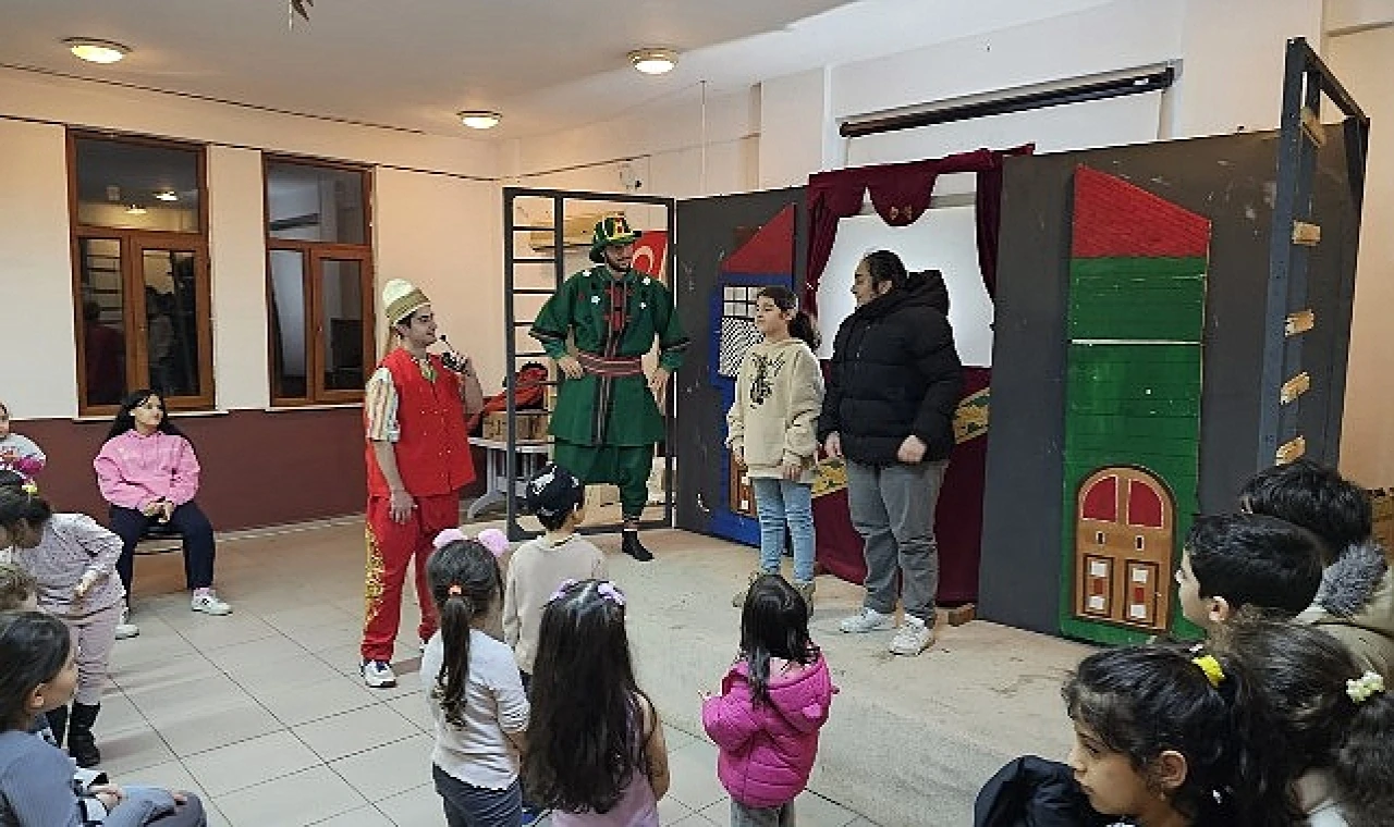 Gölcük Belediyesi tarafından düzenlenen “Ramazan Ayı Çocuk Şenliği”; Ulaşlı Gençlik Merkezi’nde çocuklara eğlence dolu bir akşam yaşattı