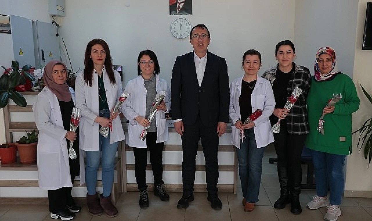 Nevşehir Belediye Başkanı Dr. Mehmet Savran, sağlık kuruluşlarını ziyaret ederek sağlık çalışanlarının 14 Mart Tıp Bayramı’nı kutladı