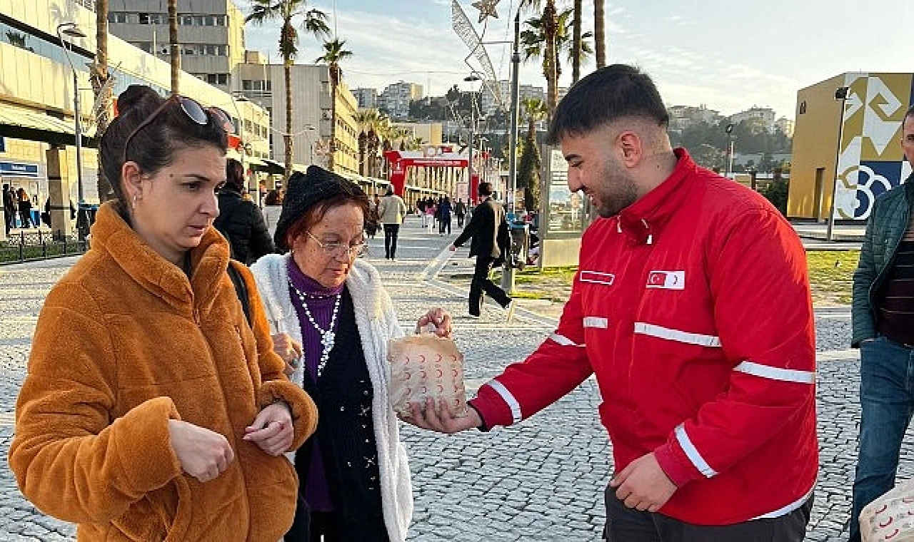 Türk Kızılay Konak Şubesinden İftar Kumanya Dağıtımı