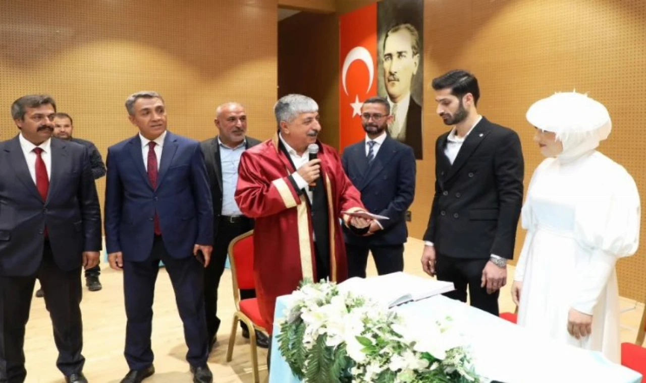Dilovası’nda Başkan Ömeroğlu ilk nikahı kıydı