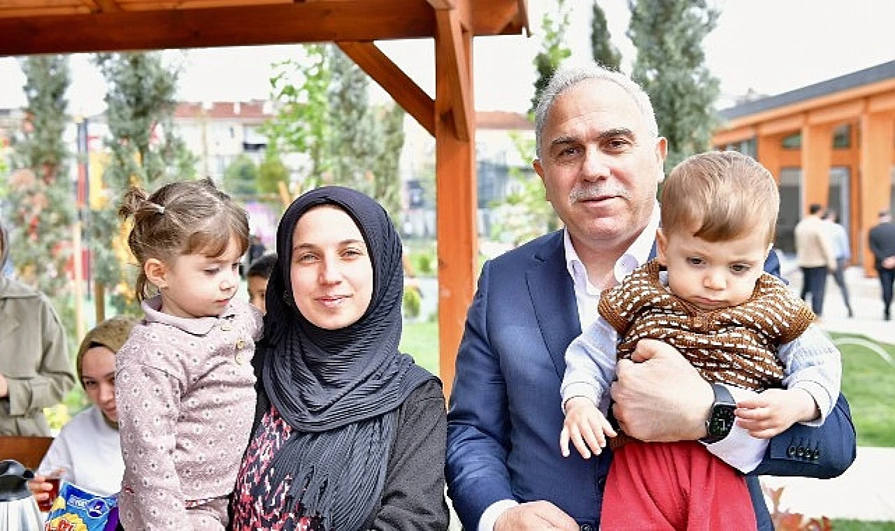 Fatih Belediye Başkanı M. Ergün Turan, Karasurları Millet Bahçesi’nde vatandaşlarla buluşarak samimi sohbetlerine katıldı