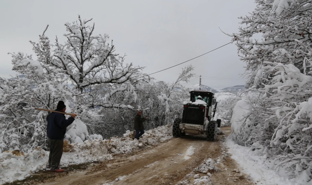 Artvin’de kar köylere ulaşımı kesti