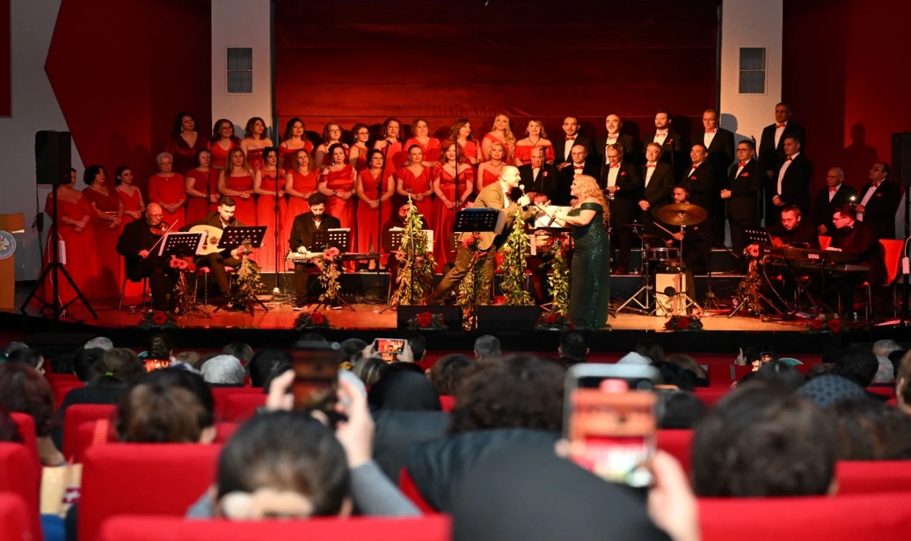 Manisa’da yeni yılı şarkılarla karşıladılar