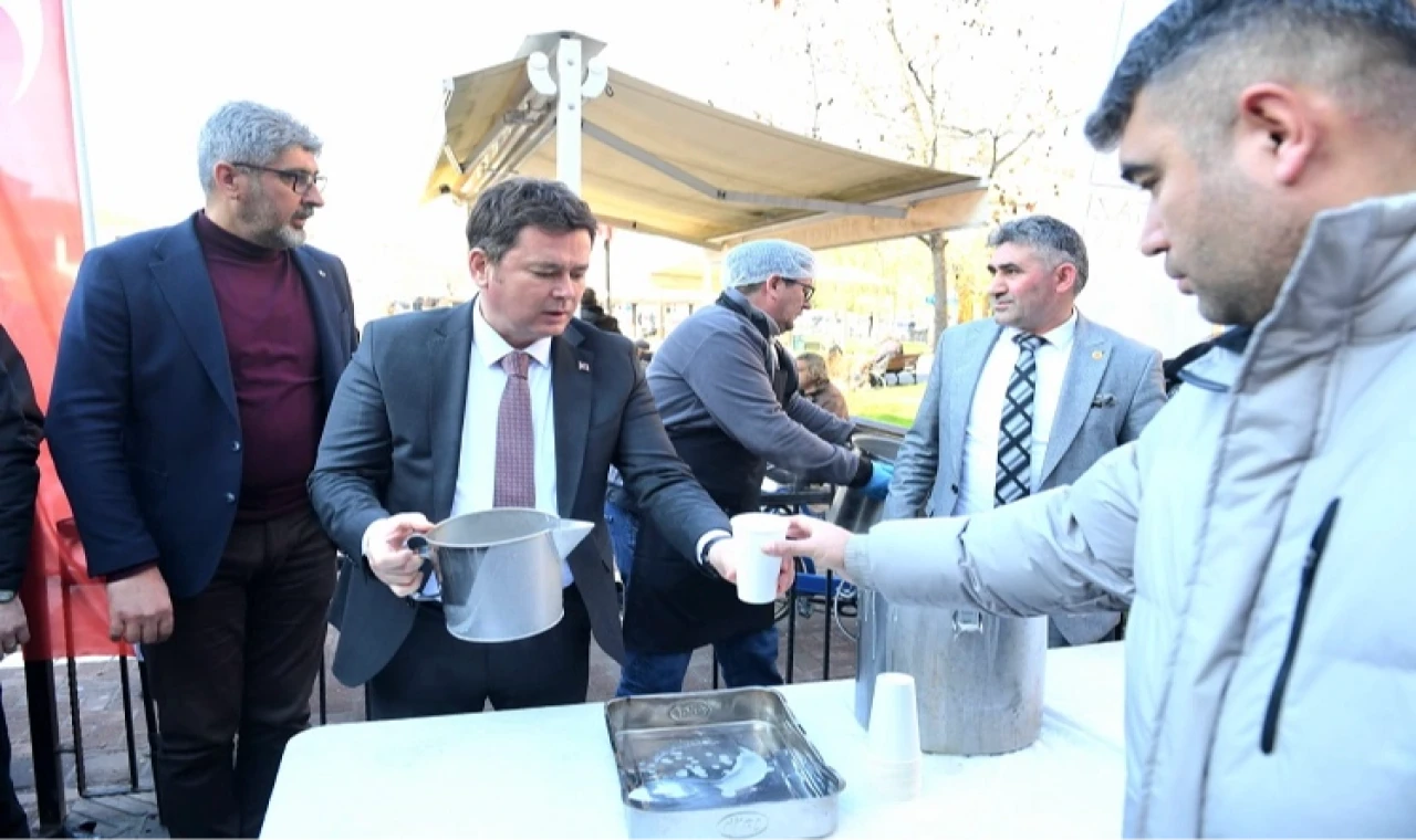 Erkan Aydın’dan vatandaşlara çorba ikramı