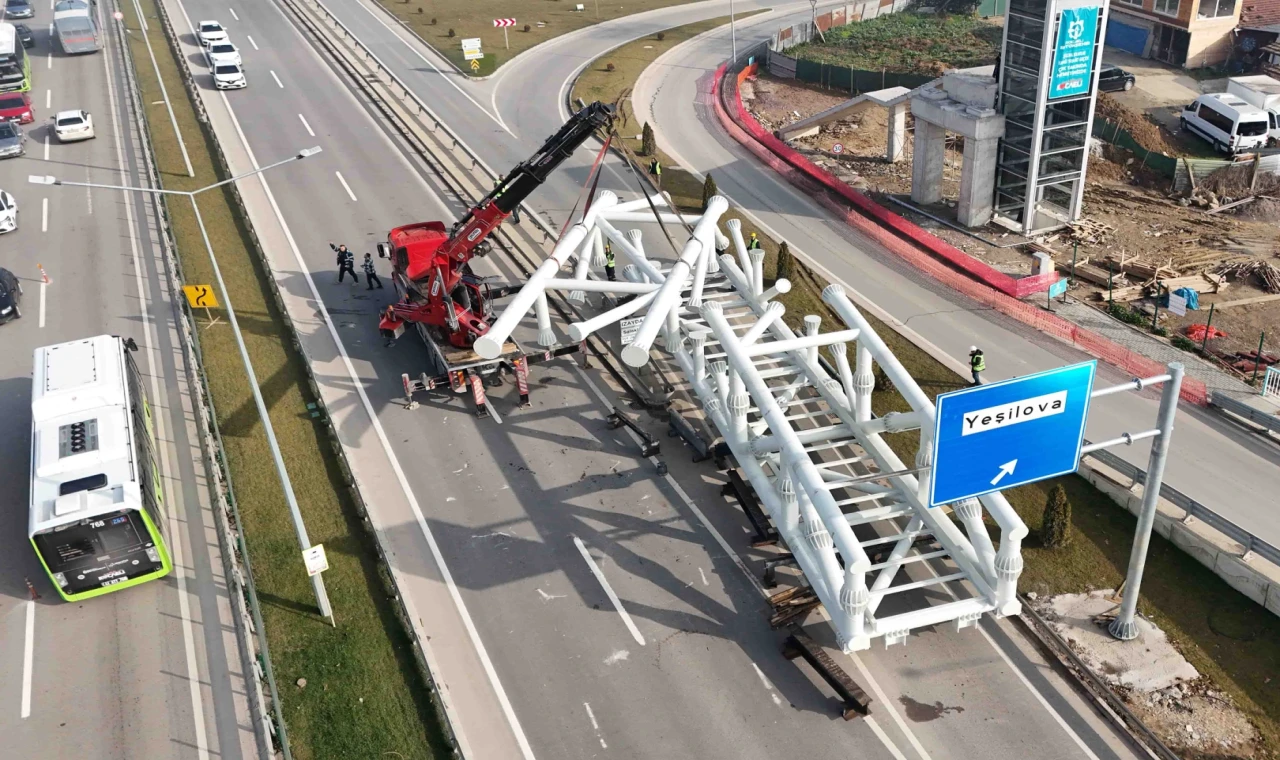 Kocaeli’de Solaklar Kavşağı’nda 120 tonluk dev montaj