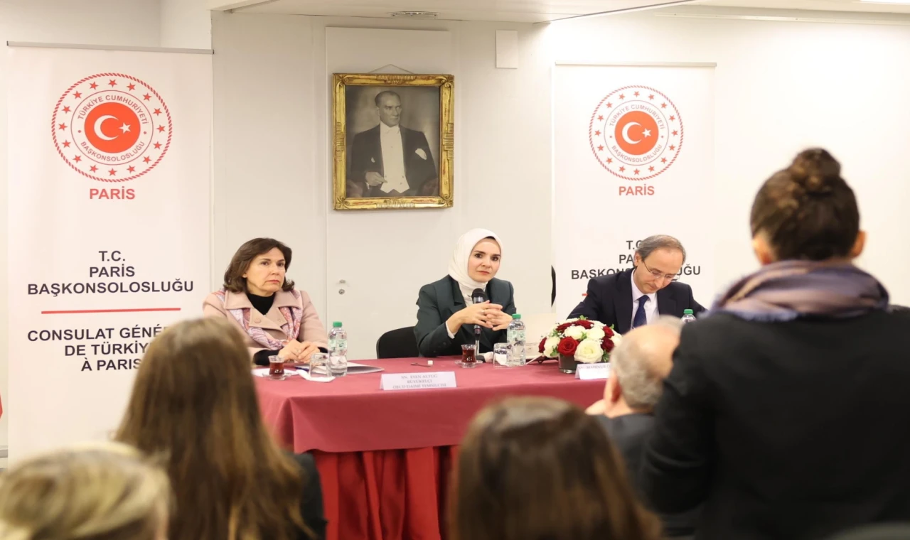 Bakan Göktaş Paris’te Türk vatandaşlarla buluştu