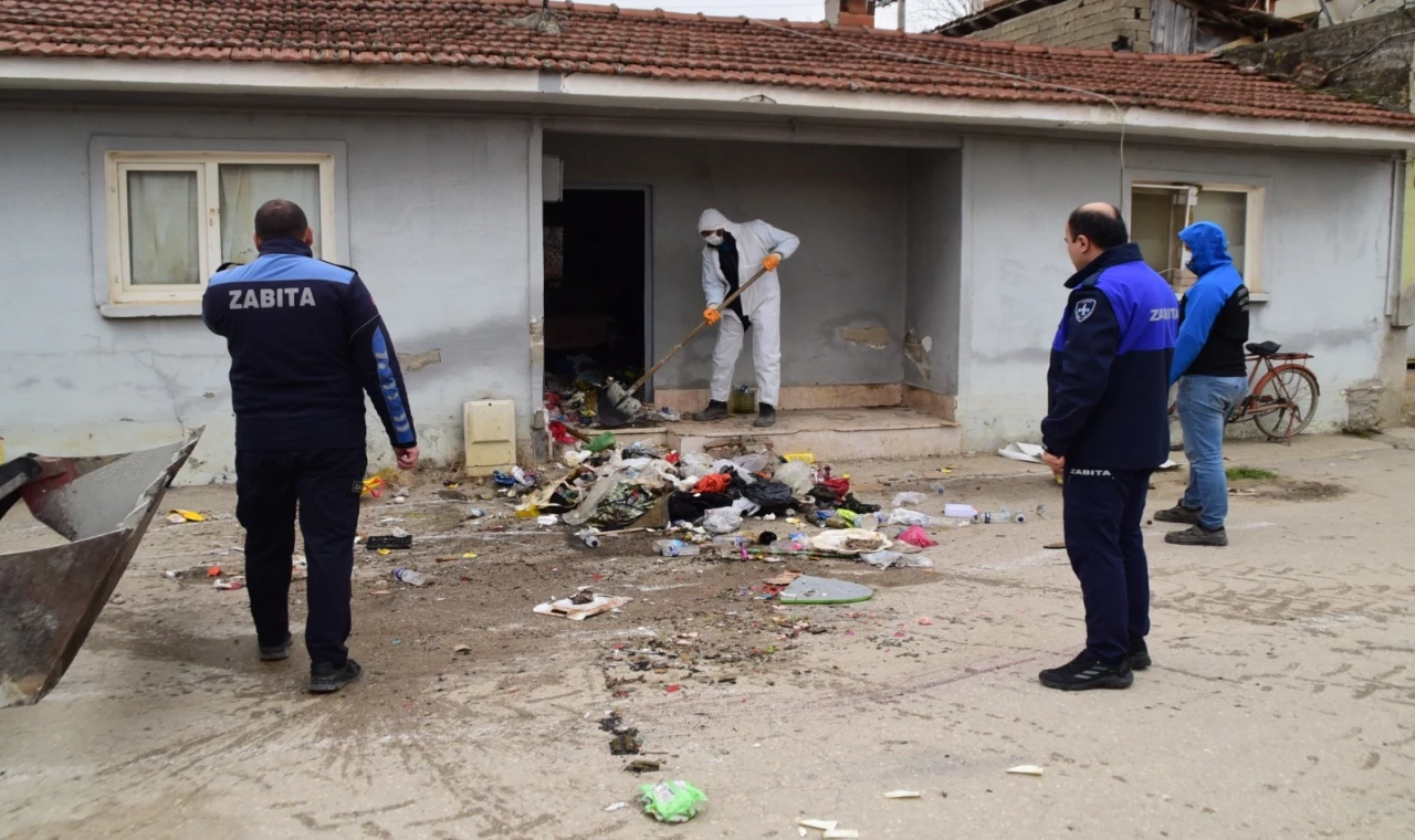 Bursa Yenişehir’de çöp ev temizlendi! Mahalle nefes aldı!