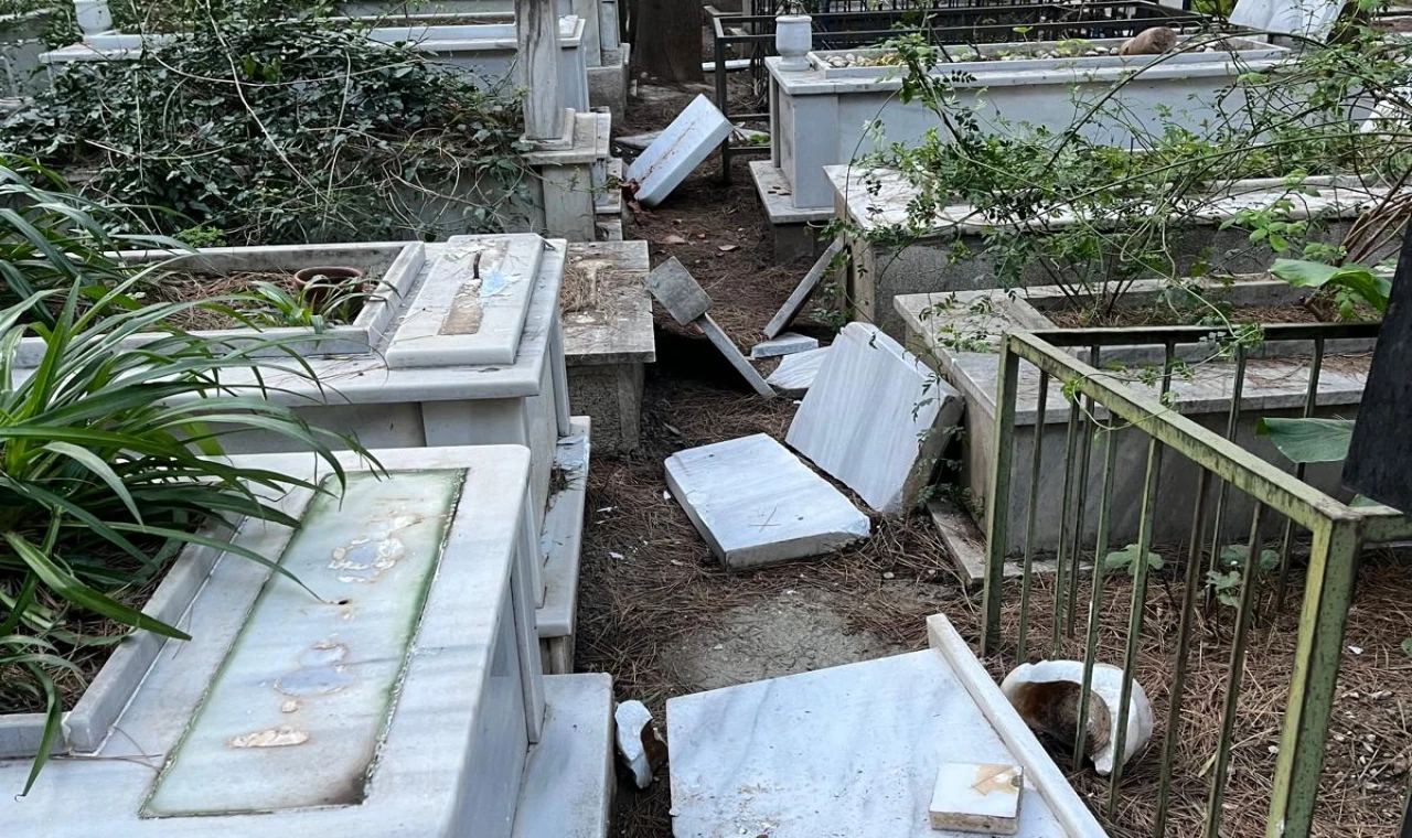 İzmir’de vandalizm kurbanı 39 mezarda çalışma başlatıldı