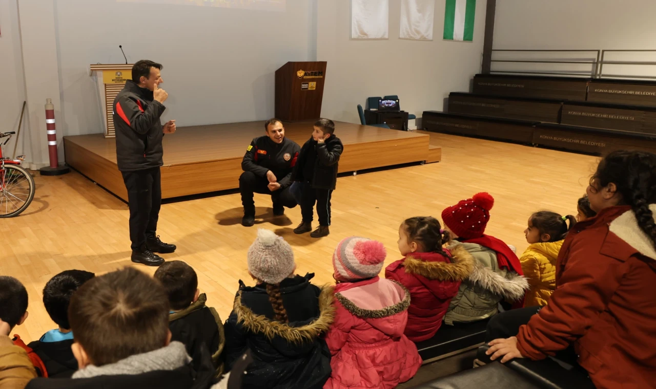 Konya’da minik kahramanlar itfaiyecilerle öğreniyor
