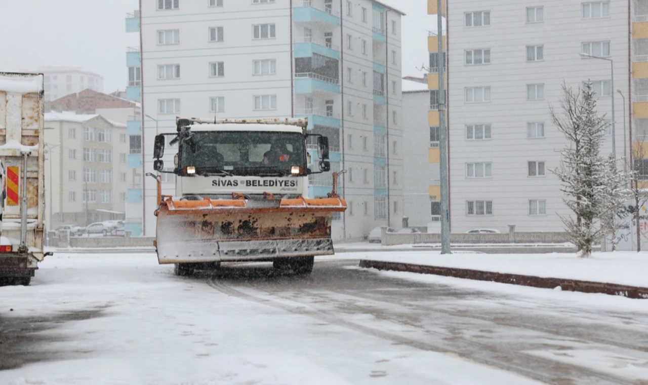 Sivas’ta kar temizliğine devam