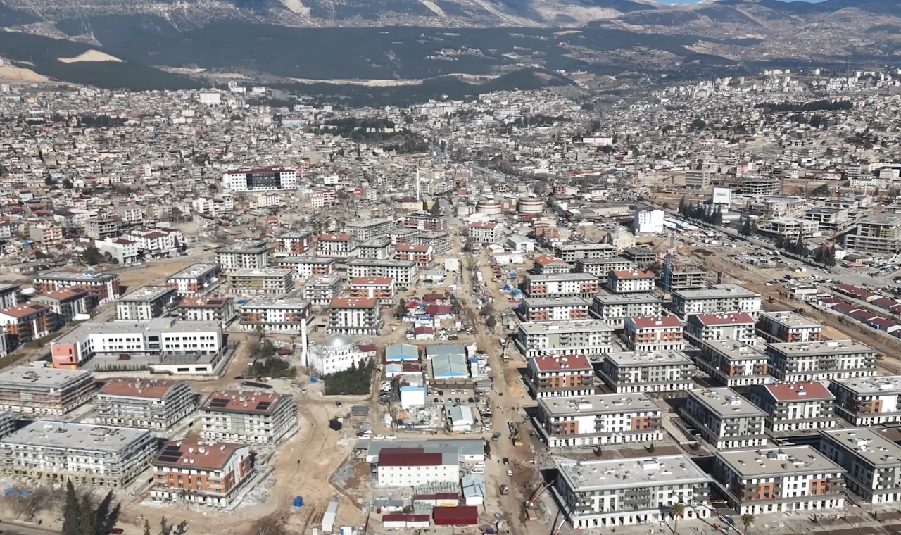 Ağır yıkıma uğrayan şehir yeniden ihya ediliyor... Kahramanmaraş’ta 4 bin işçi aralıksız çalışıyor
