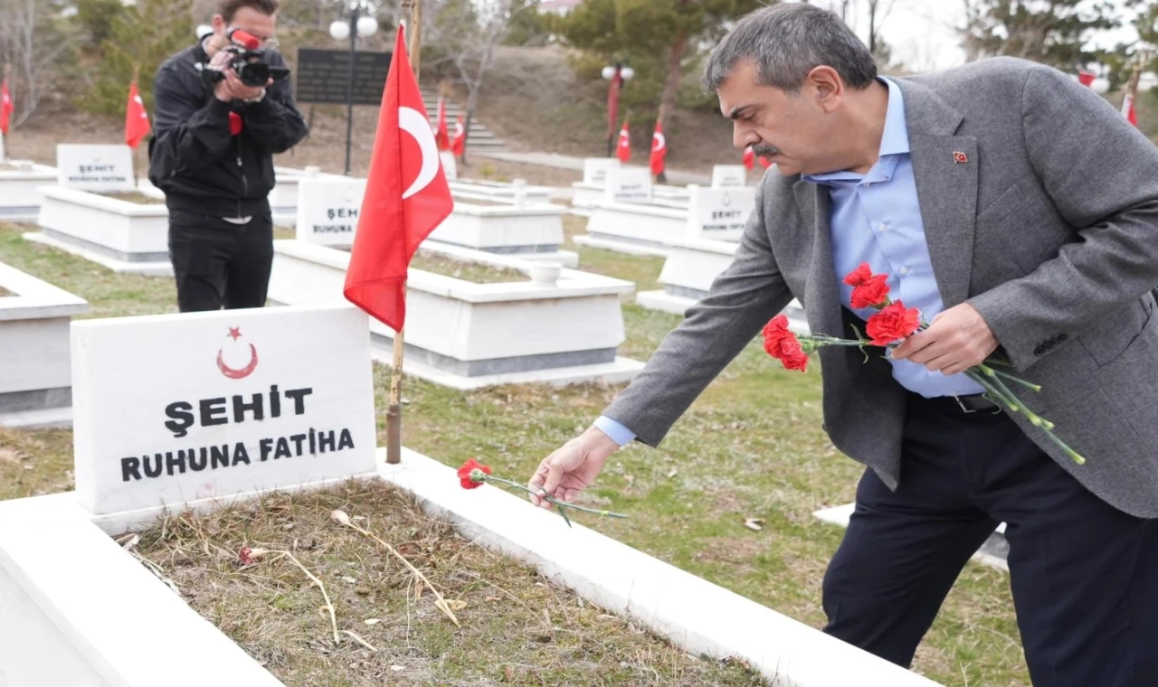 Bakan Tekin’den Erzurum Şehitliği’ne bayramlık ziyaret