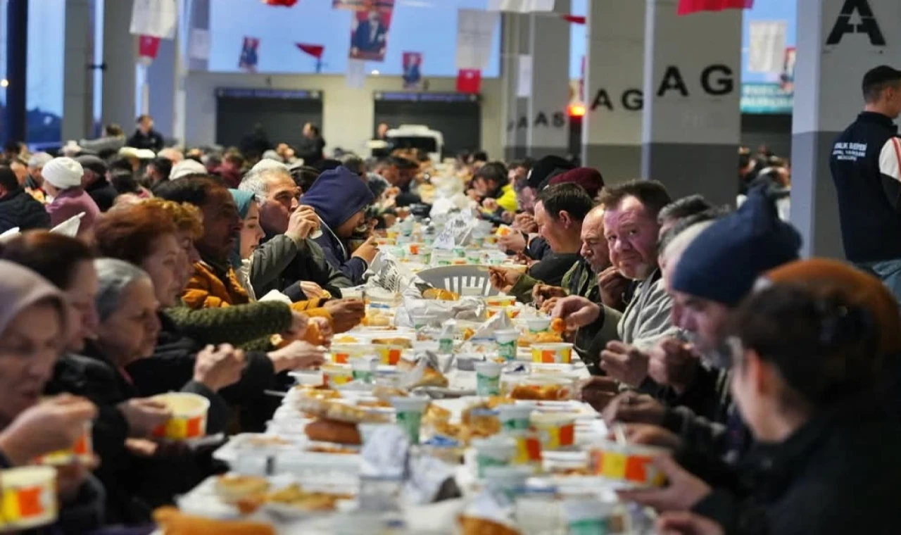 Balıkesir Ayvalık’ta binlerce kişi iftarda buluştu
