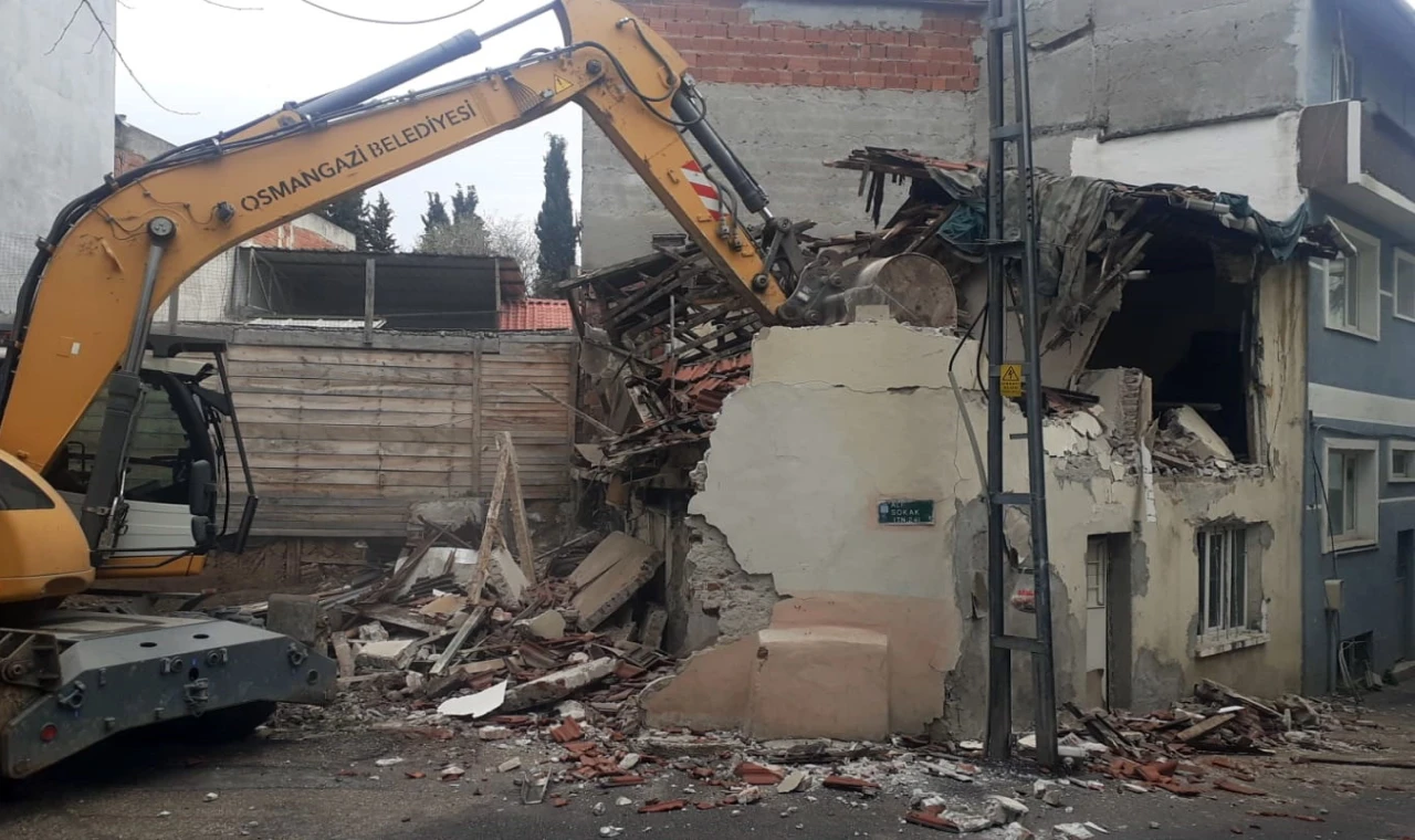 Bursa Osmangazi’de metrukların yıkımına devam