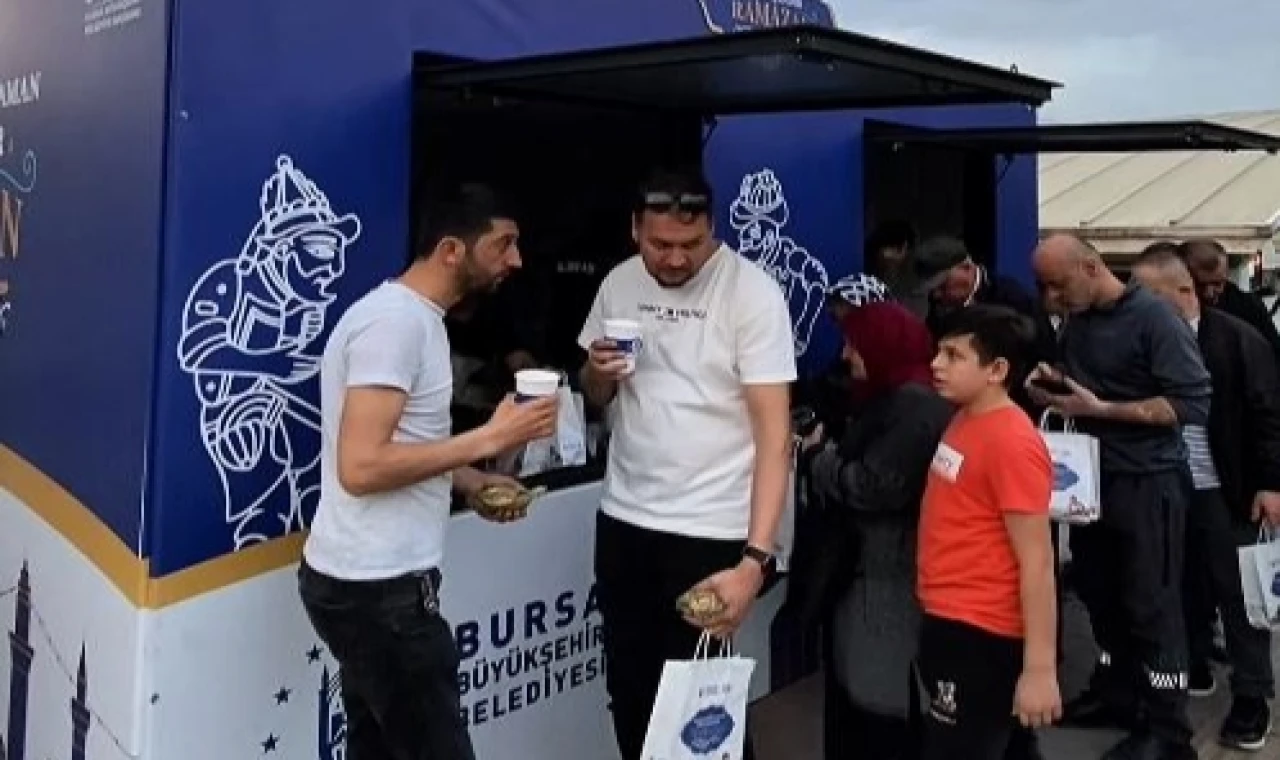 Bursa’da iftara yetişemeyenlere ikramlıklar sürüyor