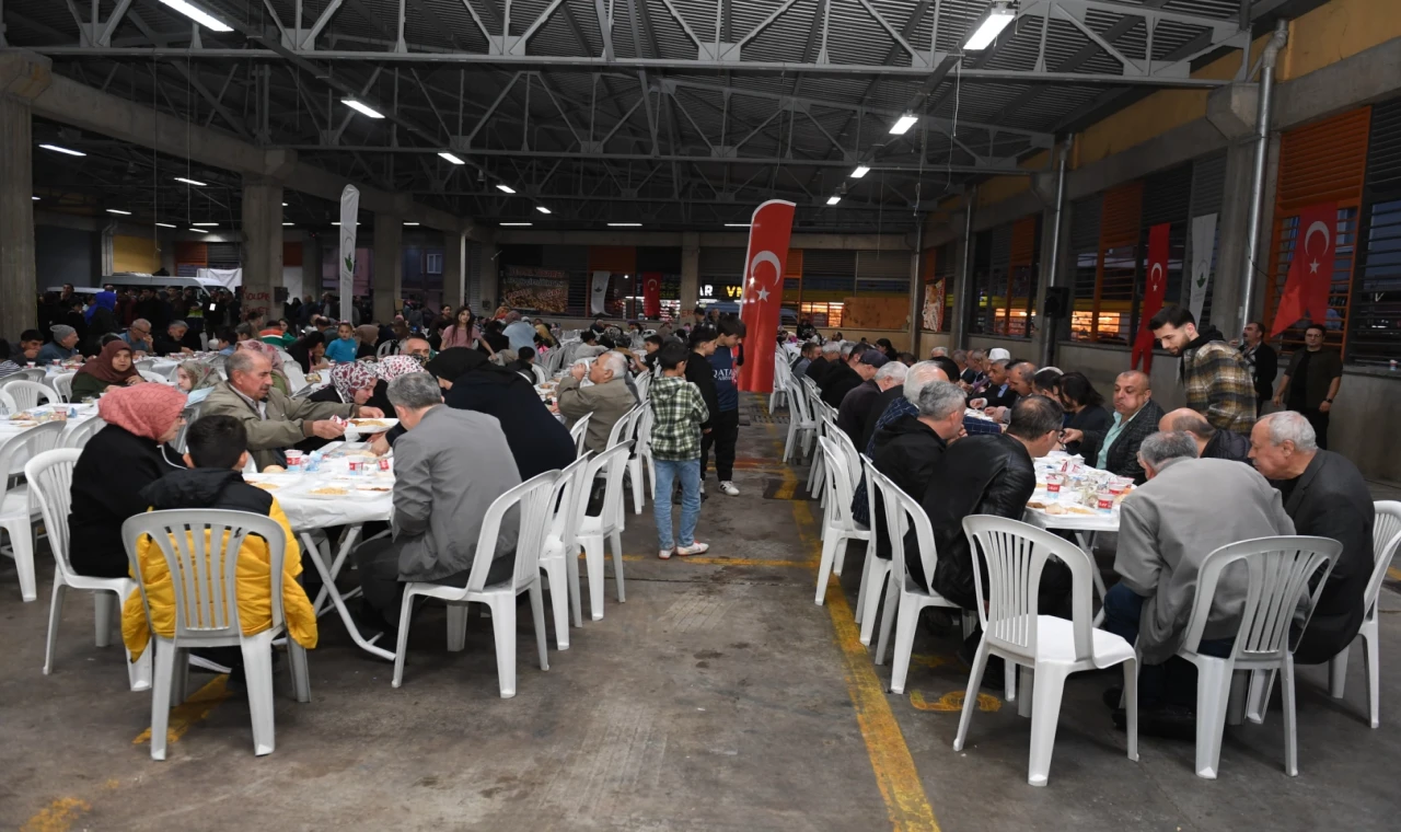 Bursa’da Osmangazi Belediyesi iftar sofrasında buluşturmaya devam ediyor