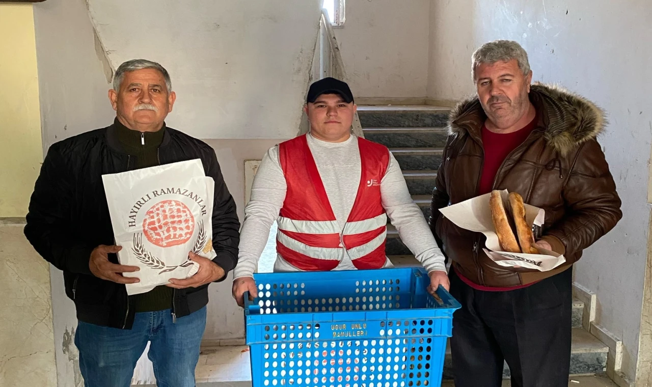 Edirne İpsala’da CHP’liler pide dağıttı