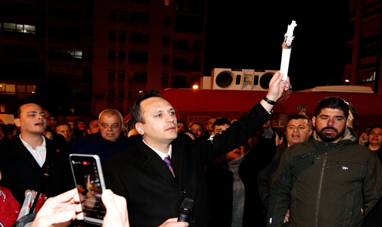 İzmir Bornova’da üç üniversite bitiren Başkan diplomalarını yaktı!