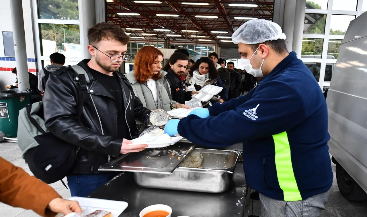 İzmir Büyükşehir’den üniversite öğrencilerine sıcak yemeğe devam