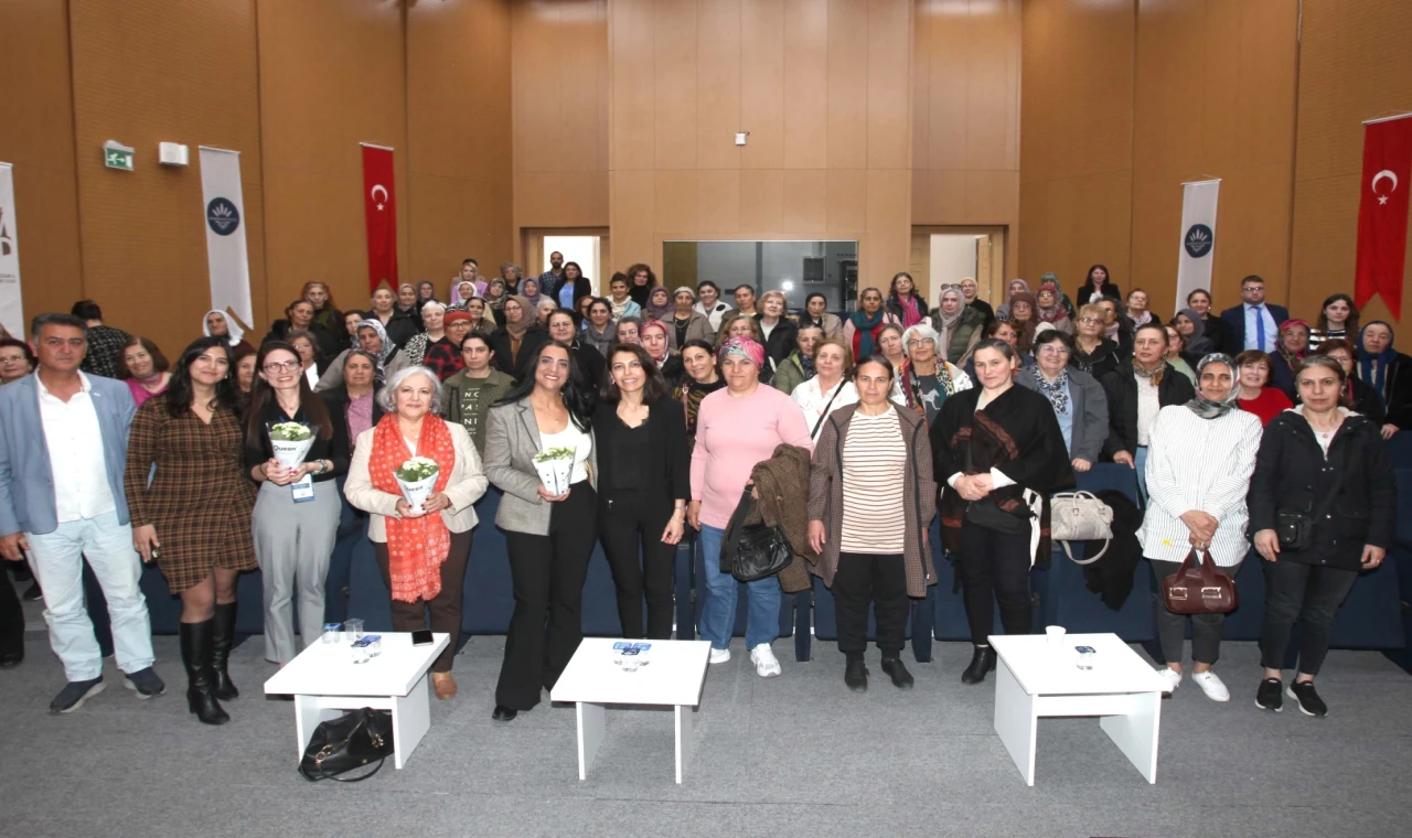 İzmir Karabağlar’da ’Güvenli Yaşlanma’ buluşması