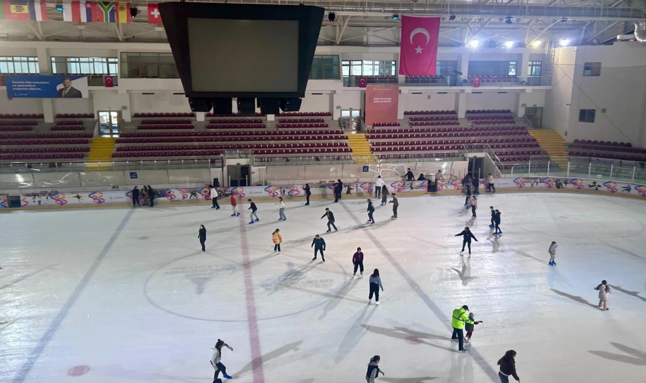 İzmir’de kadınlar buz pistinde buluştu