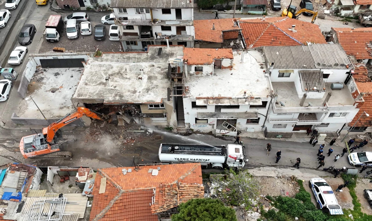 İzmir’in göbeğindeki metruk binalar tarih oluyor