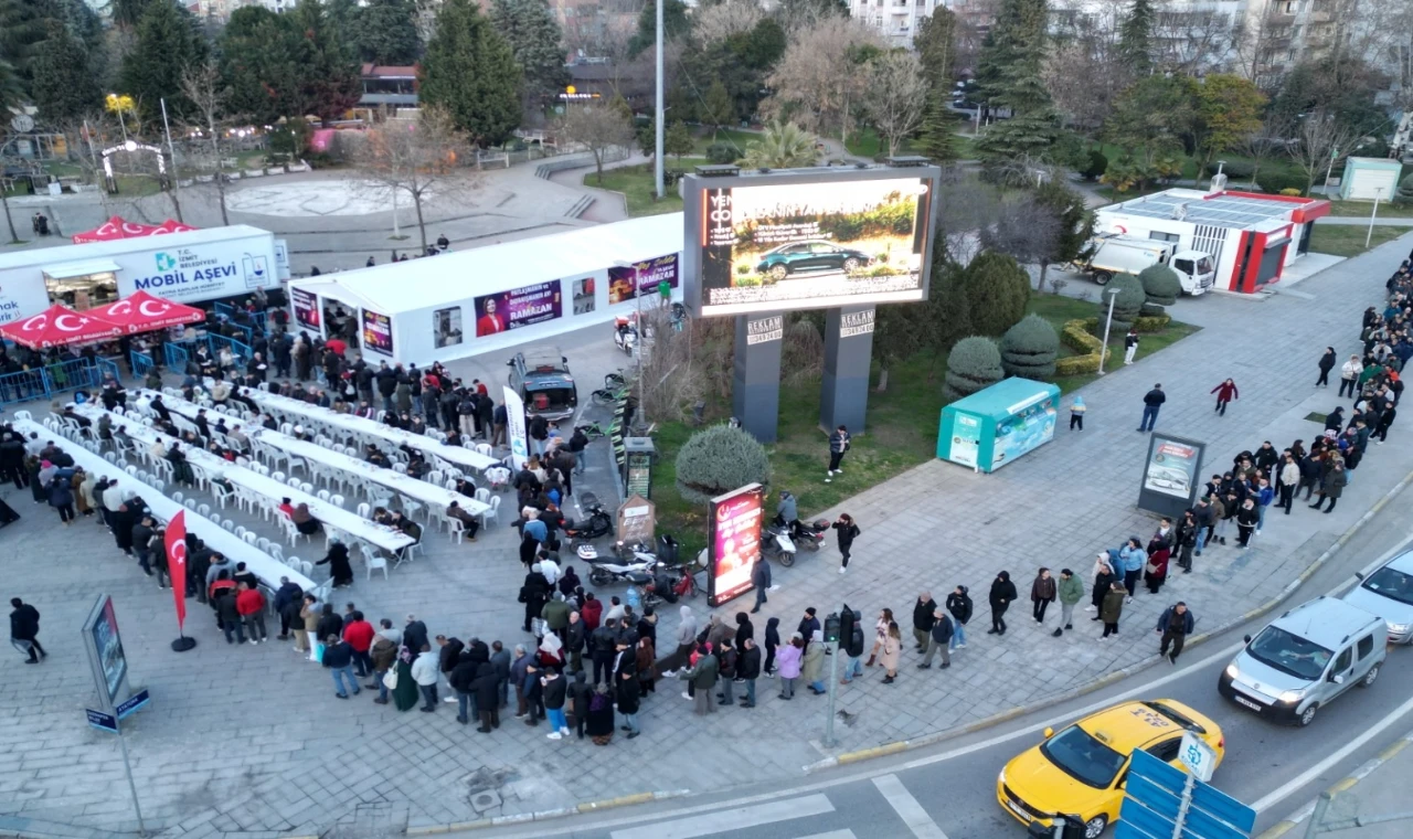 İzmit Belediyesi’nin Mobil Aşevi yüzlerce kişiyi ağırladı