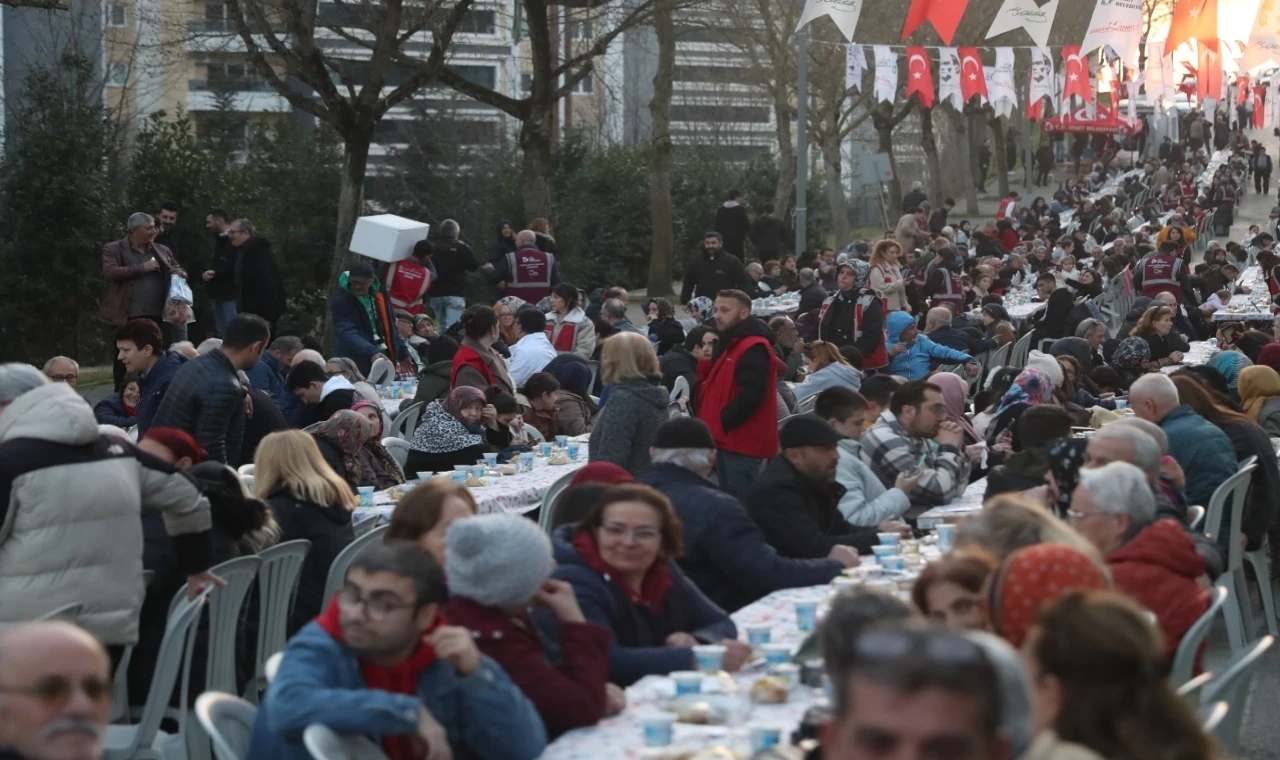 İzmit’te Başkan Hürriyet, vatandaşlarla buluştu 