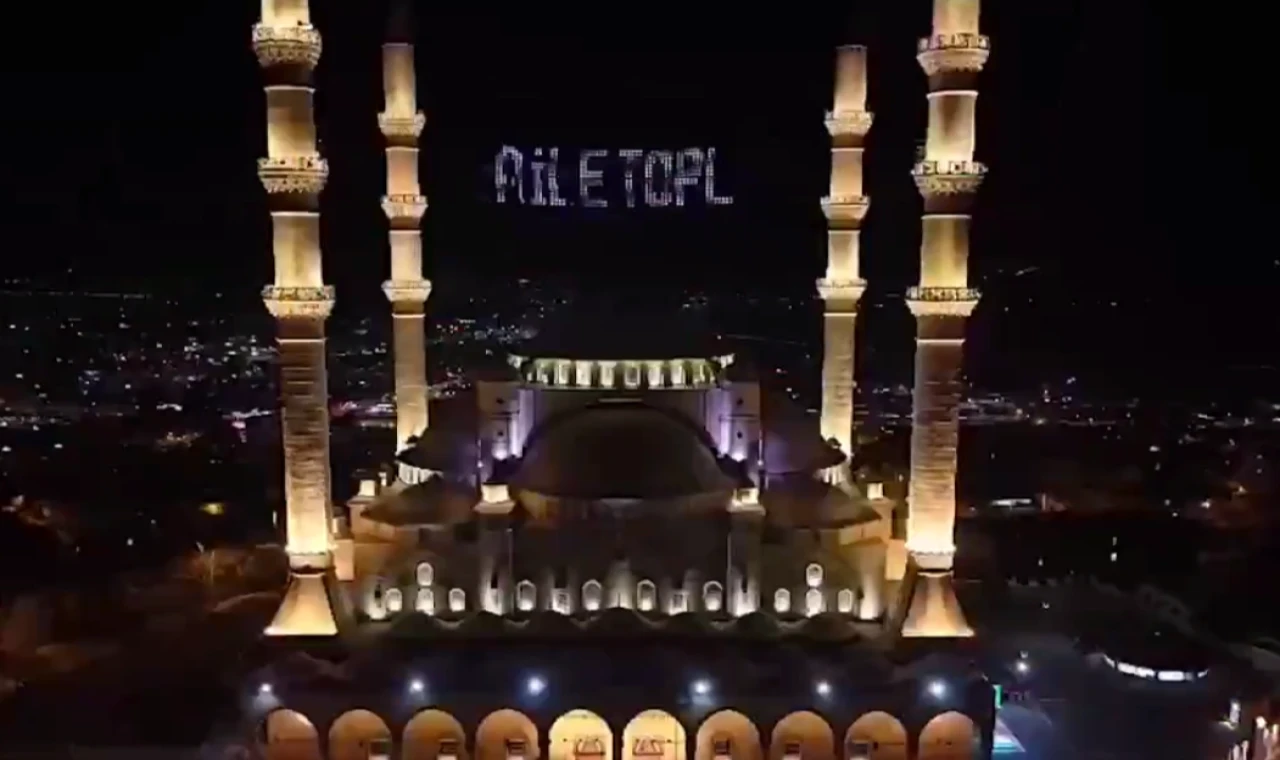 Mahyalar ’Aile Yılı’ için yanıyor