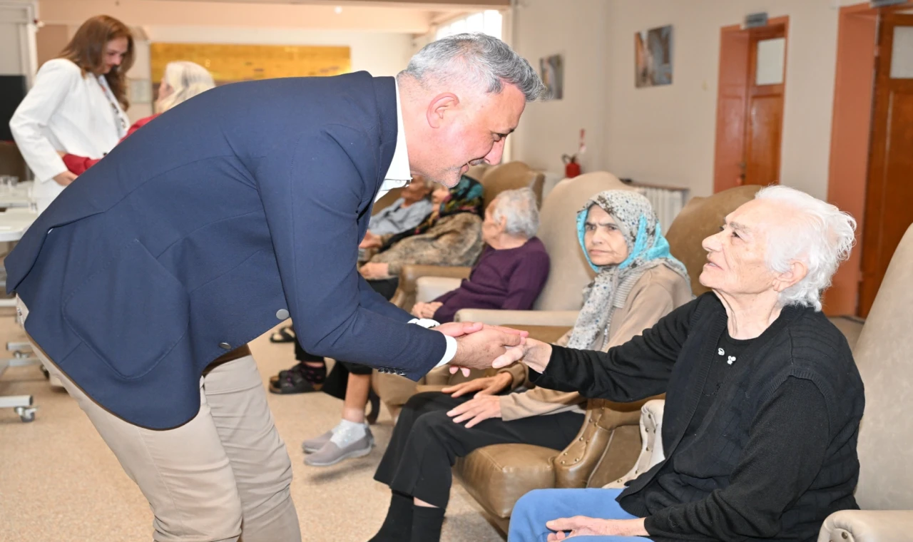 Manisa Büyükşehir’den huzurevi sakinlerine bayram ziyareti