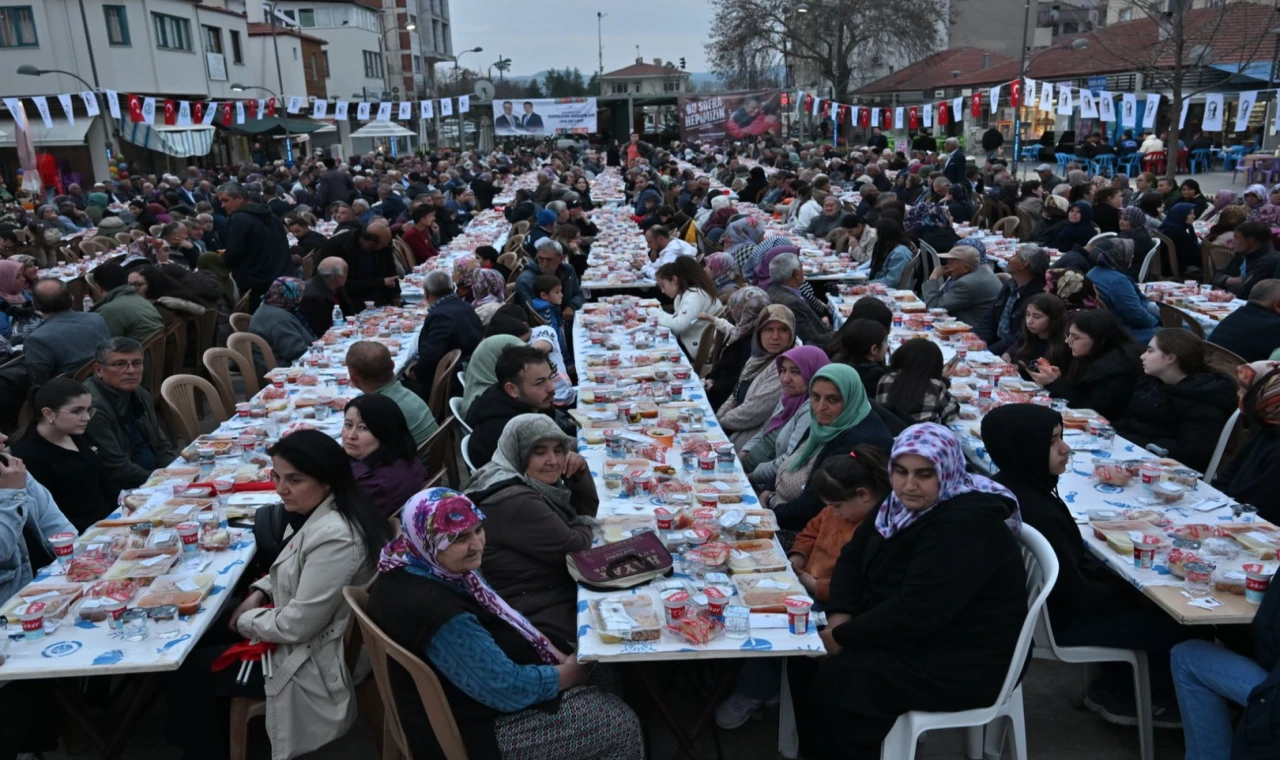 Manisa’da Ramazan’ın bereketini Köprübaşı’nda paylaştı
