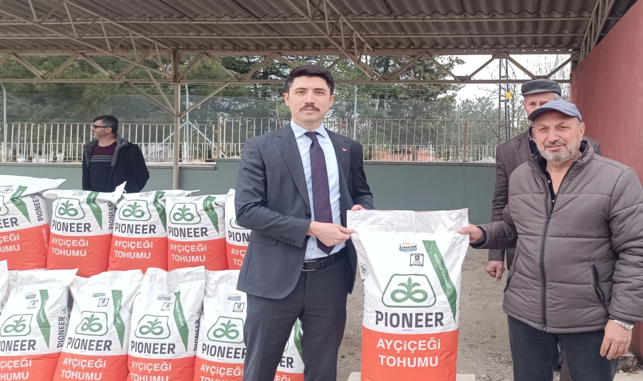 Pazaryeri’nde 79 çiftçiye yağlık ayçiçeği tohumu dağıtıldı