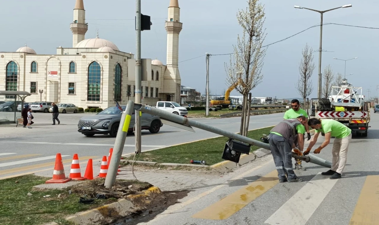 Sakarya’da kullanılamaz hale gelen trafik ışığına hızlı müdahale!