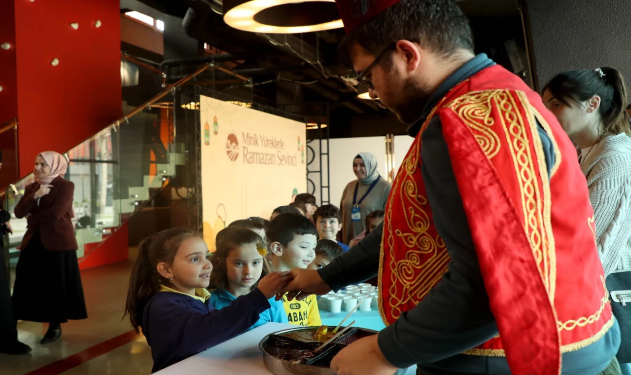 Sakarya’da minik yüreklere Ramazan sevincini taşıdılar