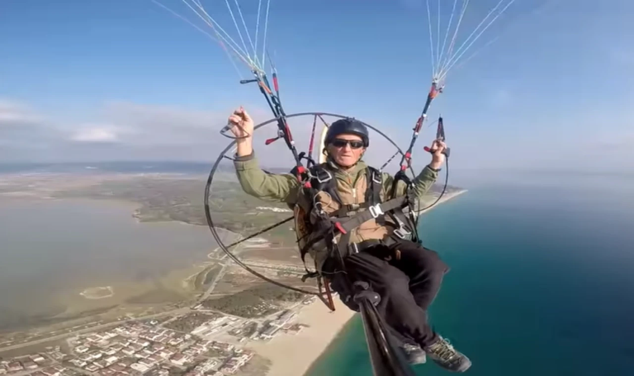 Saros’ta eski gazeteciden paramotorla manevi uçuş