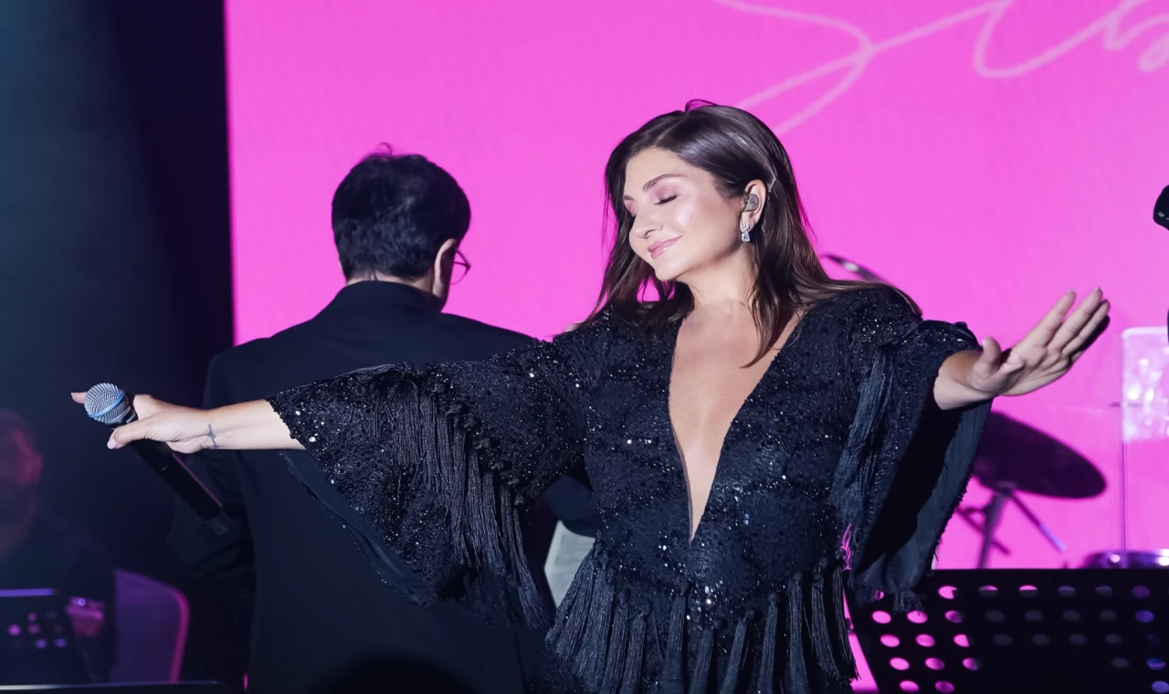 Sibel Can Kıbrıs’ta göz kamaştırdı