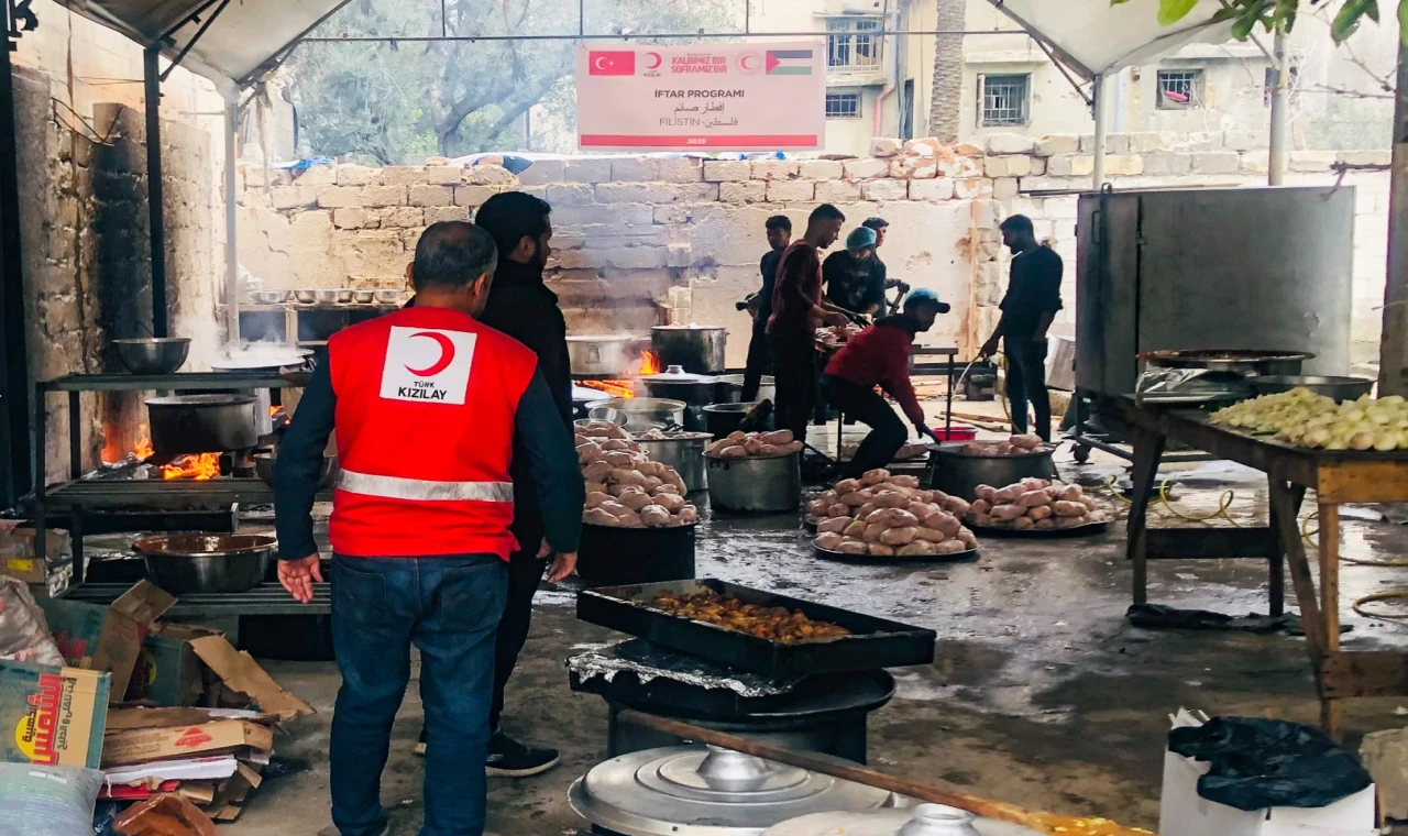 Türk Kızılay Gazze’de... Günlük 30 bin kişilik iftar