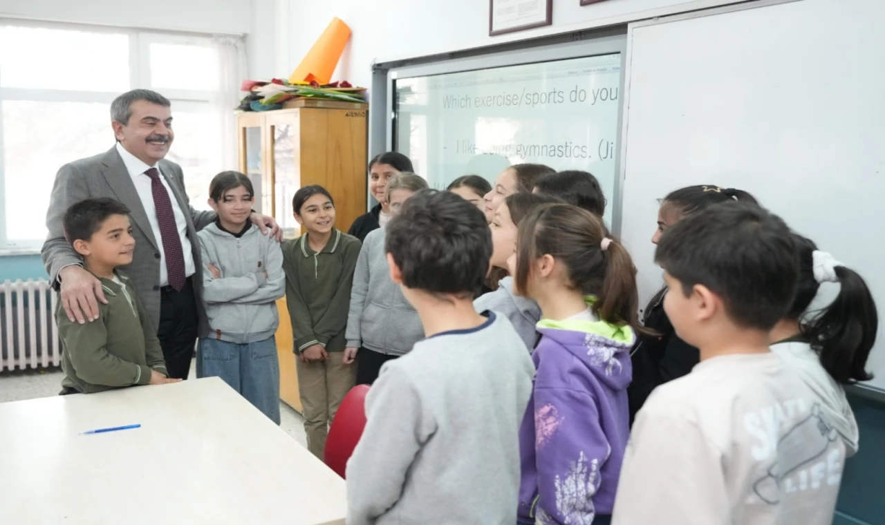 Bakan Tekin’den Çorum güzergahında ’çat kapı’ ziyaretler