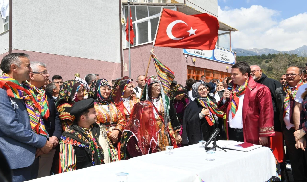 Bursa Osmangazi’de asırlık köy düğünü fethettti!