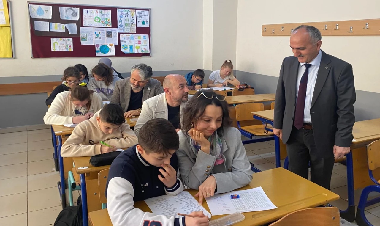 Bursa’da veliler, çocuklarıyla birlikte sınava girdi!