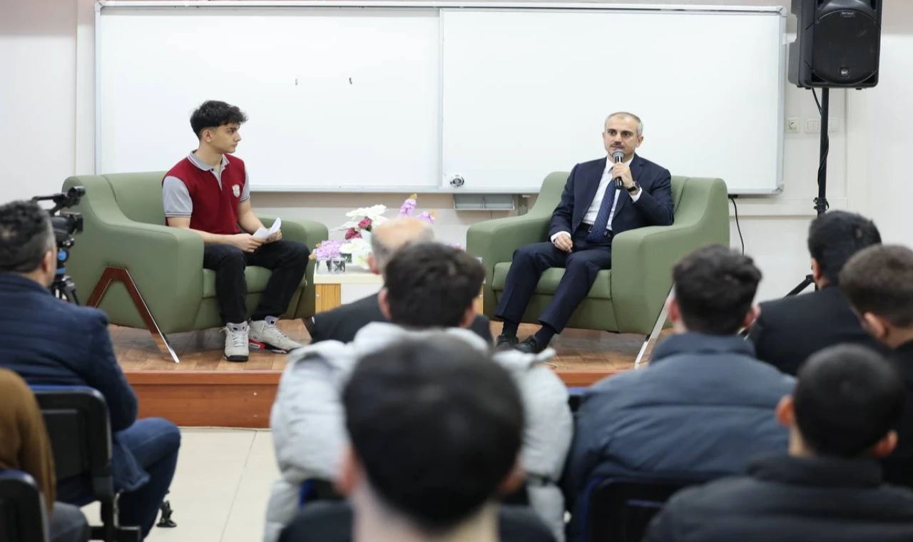 Çayırova’da Başkan Çiftçi liselilerle tecrübe paylaştı