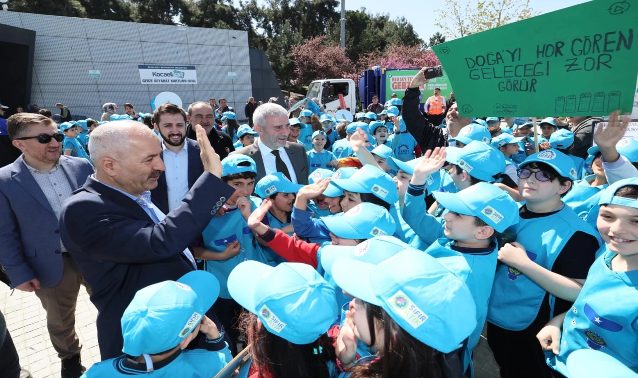 Gebze’de öğrencilerden ’Sıfır Atık’a destek yürüyüşü