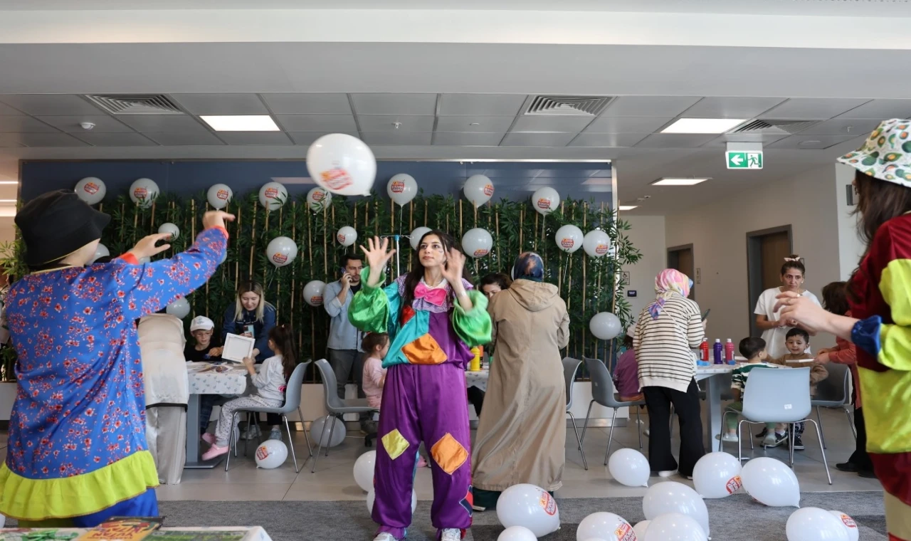 Hastanedeki çocuklara 23 Nisan sürprizi