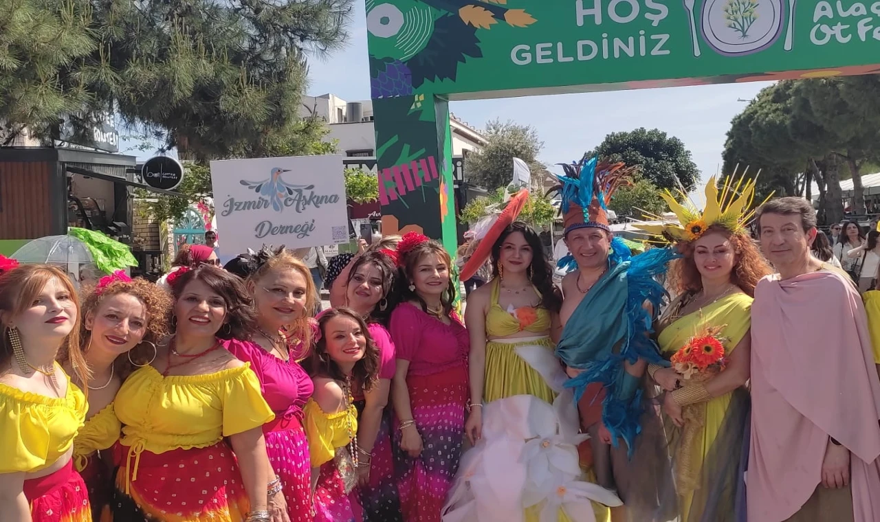 İzmir Alaçatı’da renkli ot festivali