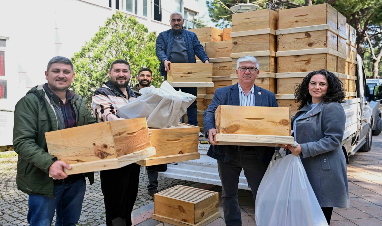 İzmir Bornova’da sertifikalı yeni arıcılar kovanlarına kavuştu