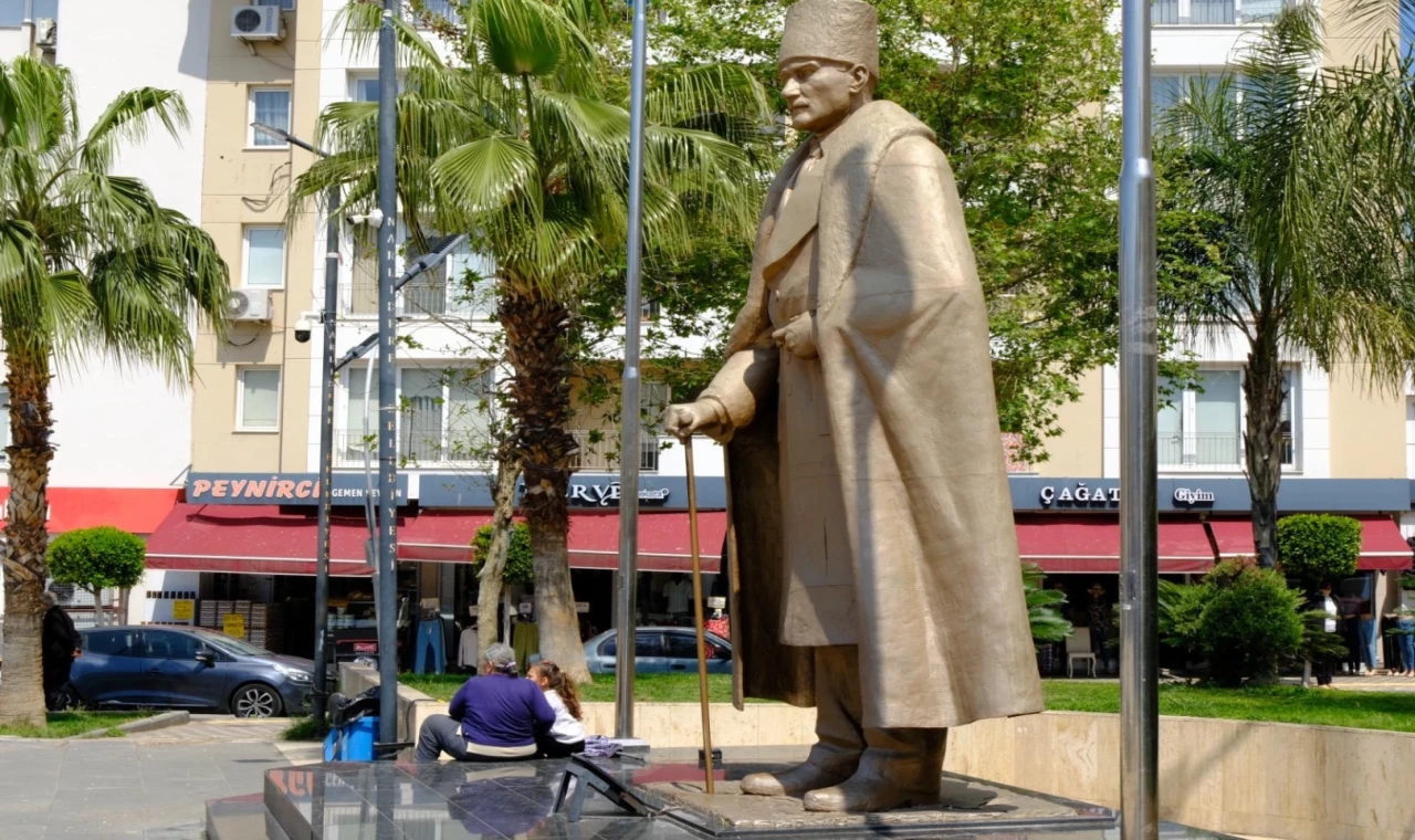 İzmir’de Narlıdere Belediyesi, Atatürk anıtı’nı bakıma aldı