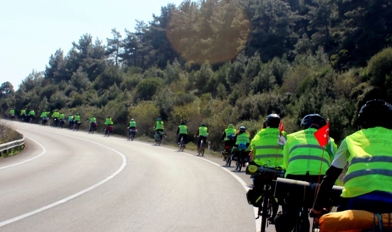 Keşan’dan Çanakkale’ye şehitlere saygı için pedallıyorlar